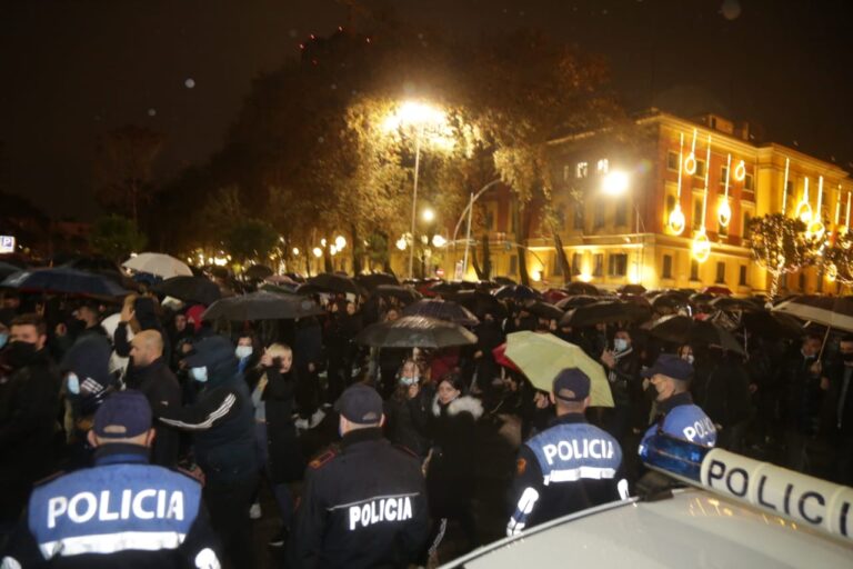 FOTO LAJM/ Revoltë për vrasjen e policisë