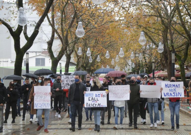 Vrasja e Klodianit/Të rinjtë marshim-protestë para Kryeministrisë