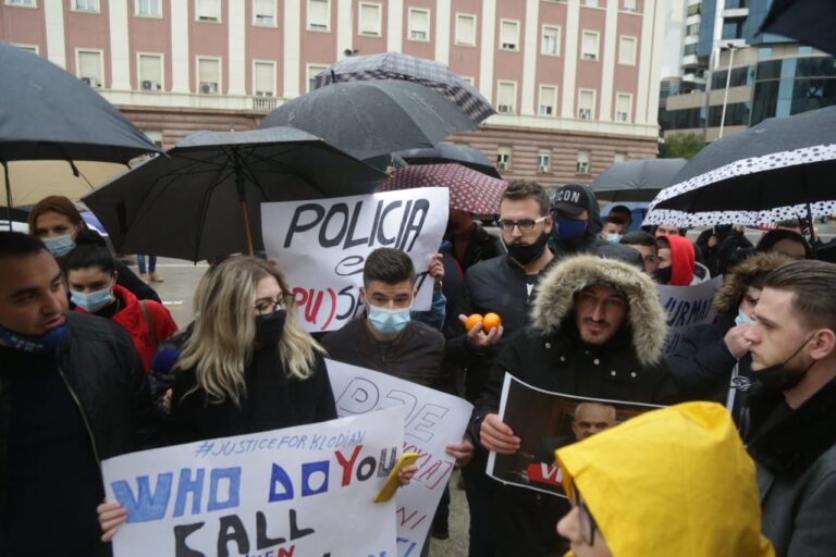 Berisha: Policia hodhi armën në rrugë, Klodiani u vra pas shpine