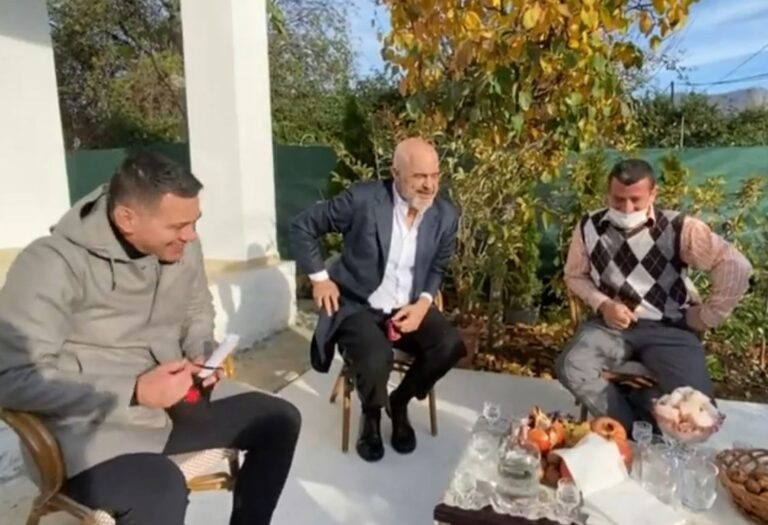 Ministri Ahmetaj i mrekulluar nga rakija: Vetë e bën mo? Rama: Këta të Gjirokastrës të tyren e ruajnë