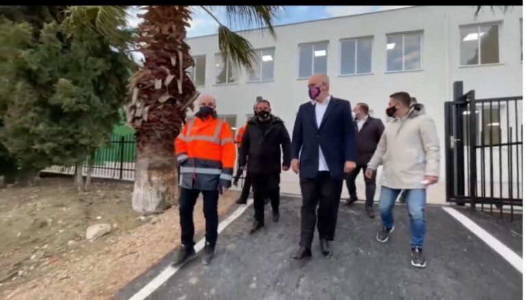 Rama nuk pyet për KQZ, reklamon ndërtimin e shkollës në fshatin Shtodhër (VIDEO)