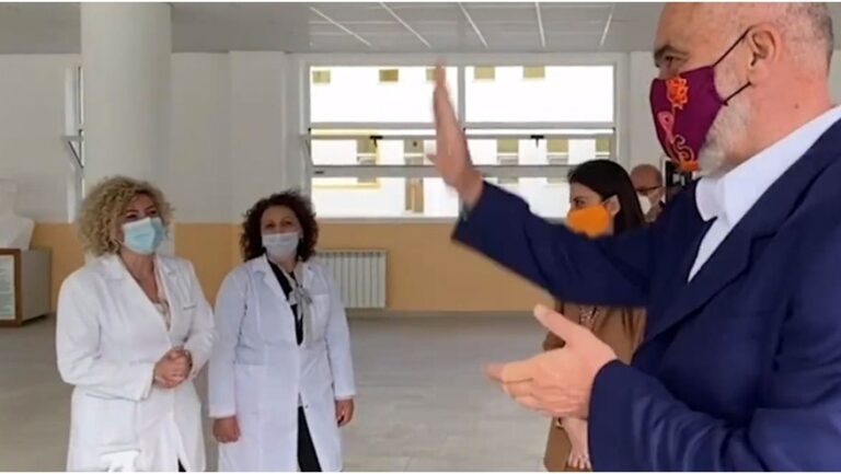Inspekton shkollën e re, Rama batuta me drejtoreshën: E ke namin e shtrigës gjithandej