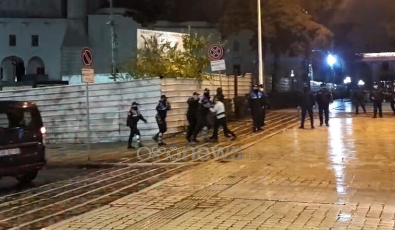 Protesta për Klodianin/Policia tenton të shoqërojë edhe një fëmijë