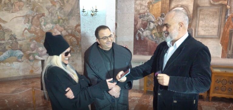 Edi Rama surprizon Anna Oxën: Skënderbeu më dërgoi një mesazh