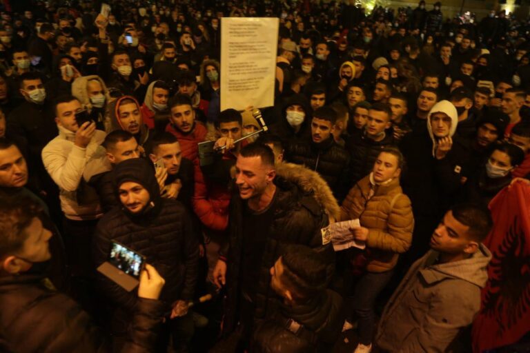 Policia e ka shpallur në kërkim, Stresi i përgjigjet me mënyrën e tij (VIDEO)