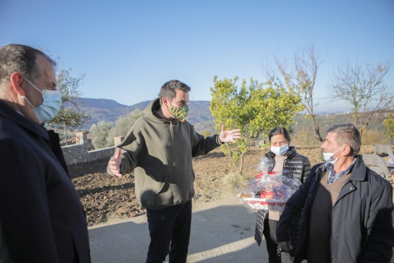 Familja e Sami Duqit në fshatin Pëllumbas merr pronësinë e shtëpisë së re