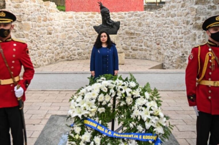 Vjosa Osmani kryen homazhe te memoriali i Skënderbeut në Lezhë