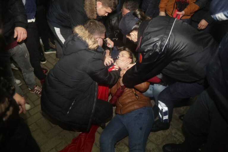 Protestueses i bie të fikët para kryeministrisë nga gazi lotsjellës i policisë