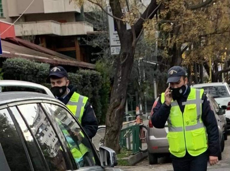 Gjobë edhe në ditë feste! Policia bashkiake gjobit qytetarët për parkimet e gabuara