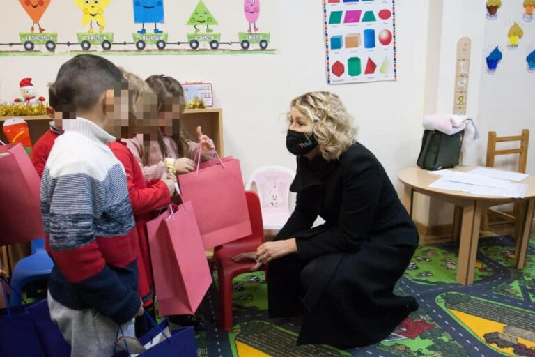 Edhe pak orë nga Viti i Ri, Bashkia e Tiranës dhurata për fëmijët