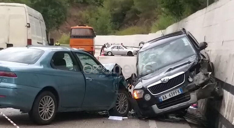 Aksident i rëndë në Elbasan, makinat bëhen copash