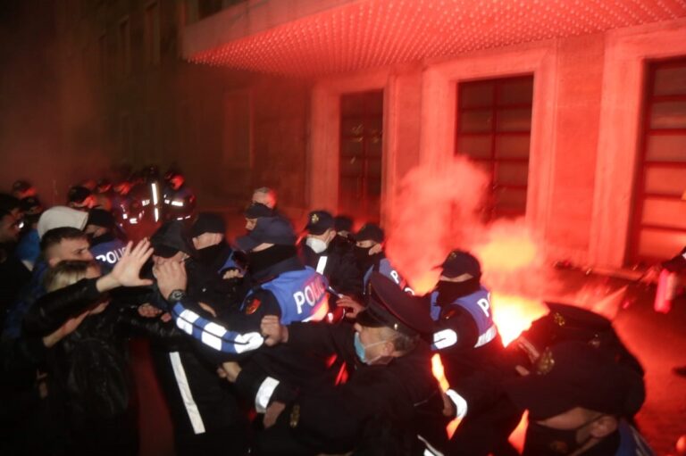 Alarmi nga eksperti: Policët tanë kanë veç armë vdekjeprurëse