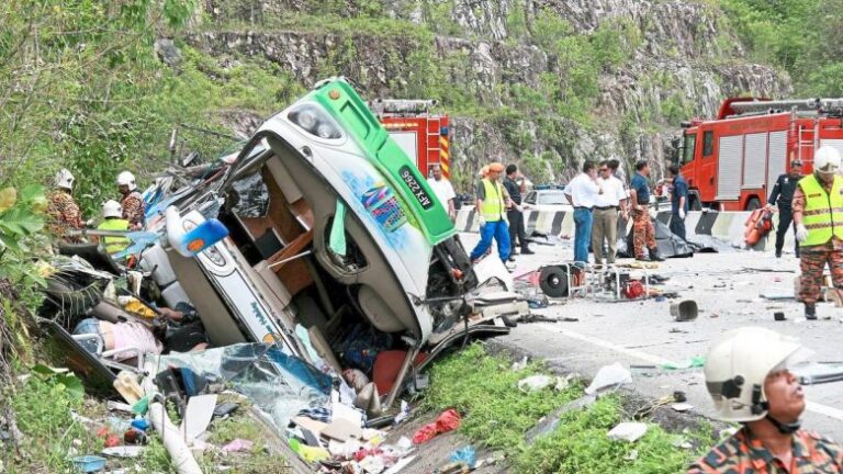 Autobusi përplaset me kamionin, 37 persona humbin jetën dhe 18 të plagosur