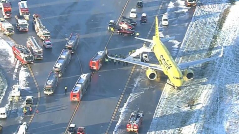 Stuhi bore në SHBA, aeroplani rrëshket nga pista (Video)