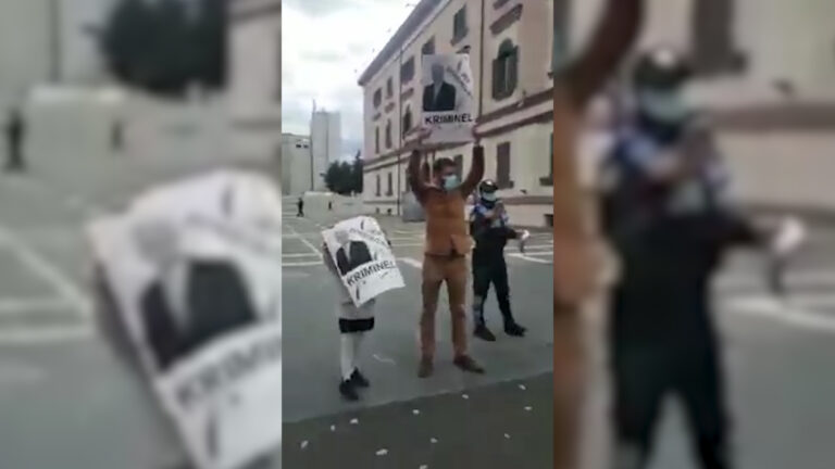 FOTO/ “Jep dorëheqjen kriminel”, i riu merr vajzën dhe i proteston Lleshajt poshtë zyrës