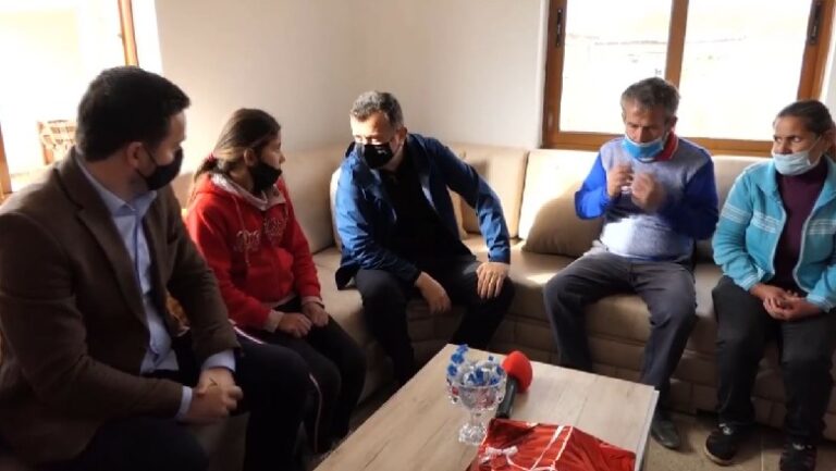 Balla i dorëzon çelësat e shtëpisë së re familjes Rredhi në Cërrik