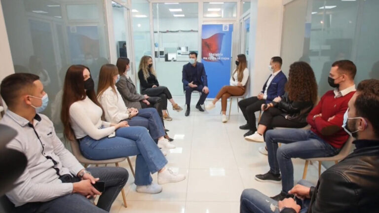 Basha takim me studentët e mjekësisë: Po hapen spitalet rajonale, por nuk kanë pajisje mbrojtëse