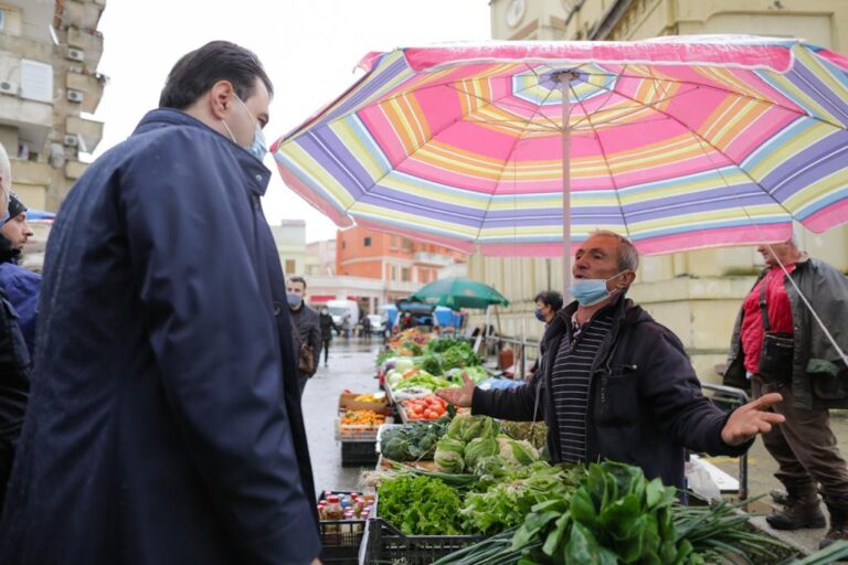 “Jemi në mëshirë të Zotit”, Basha takon tregtarët në Vlorë: Mrekullira nuk premtojmë, por …
