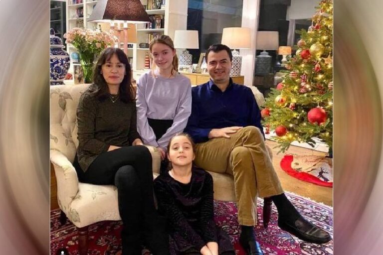 Familja Basha uron shëndet e mbarësi për shqiptarët