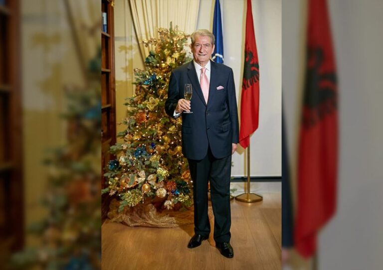 “Gëzuar Krishtlindjen miq!”/ Ish kryeministri Berisha uron besimtarët në natën e shënuar