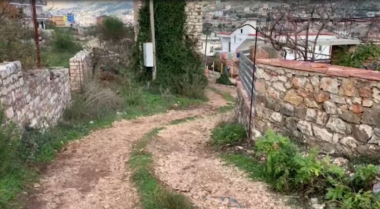 Berteneshi i harruar në Sarandë, fshati pa ujë e rrugë, banorët thonë se nuk shkon as ambulanca