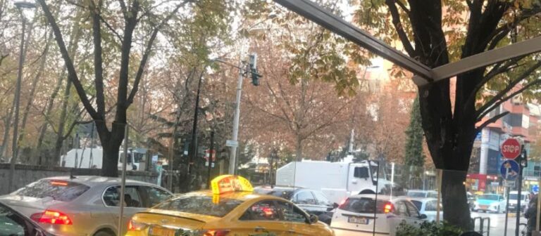 Policia ndalon dhe nuk lejon të ecësh në grup, ndryshe përfundon në komisariat!