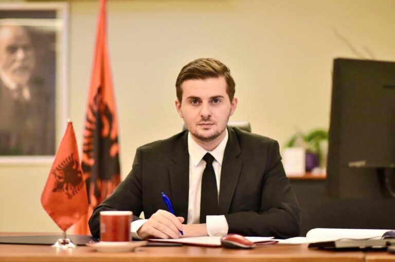 Cakaj me Komisionerin e Zgjerimit Europian: Politika e vaksinimit e BE-së të zbatohet njëherazi edhe në Shqipëri