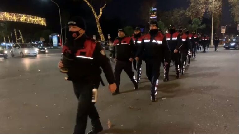 FOTO/ Pak minuta nga protesta, policia blindon Ministrinë e Brendshme