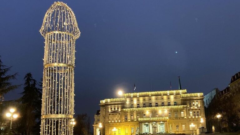Zbukurimet për festat, dekor në formë penisi në mes të Beogradit (FOTO)
