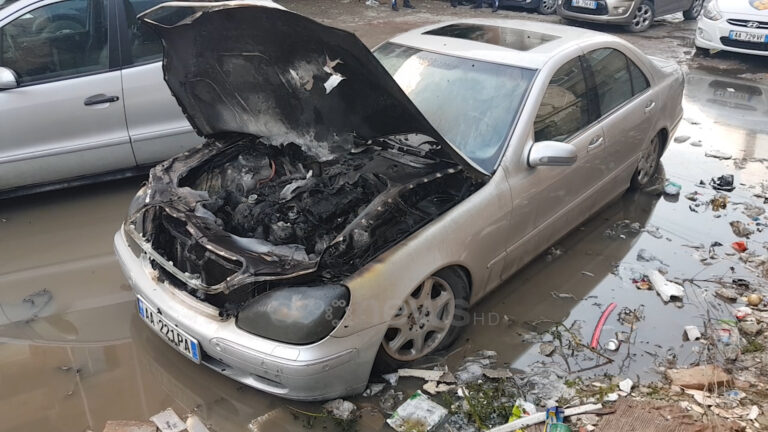 Foto/ Digjet gjatë natës një makinë në Durrës