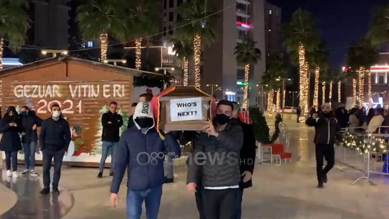 “Kush e ka rradhën?”/ Të rinjtë durrsakë protestojnë me arkivol për vrasjen e Klodianit