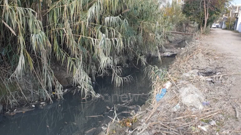 Mungesa e infrastrukturës, ankohen banorët e Lagjes 15 në Durrës: Nuk hyjmë dot në shtëpi nga era e kanalit