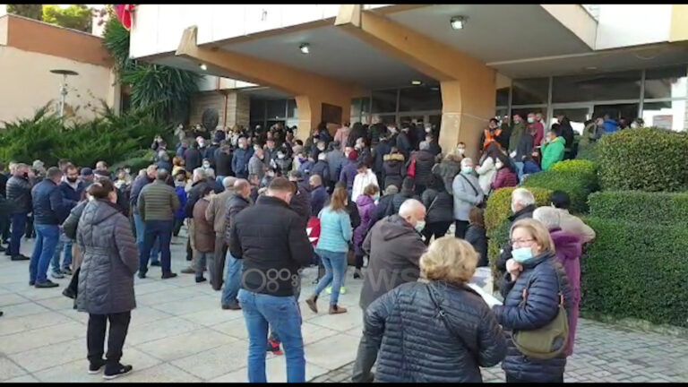 Skandal në Durrës/ Radhë të gjata në bashkinë e qytetit, qytetarët presin me ditë dhe s’marrin shërbimet e kërkuara
