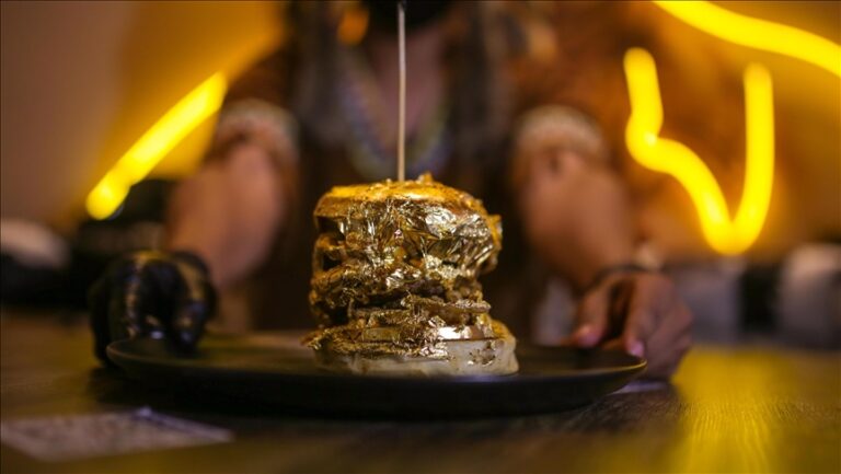 Restoranti kolumbian ofron hamburger të mbuluar me ar