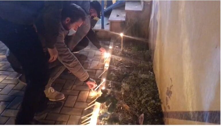 Protestë edhe në Elbasan, qytetarët ndezin qirinj për Klodianin