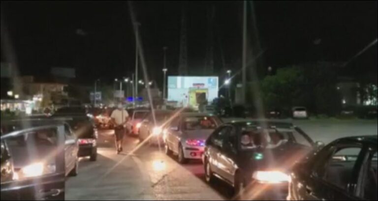 Qindra emigrantë të bllokuar prej orësh në Kakavijë, në pritje të autobusëve nga Shqipëria