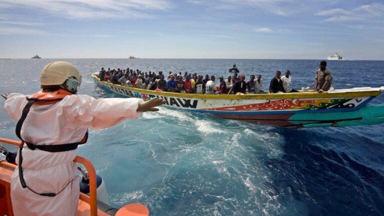 Dërguan fëmijët me anije për në Europë, gjykata e Senegalit burgos tre baballarë