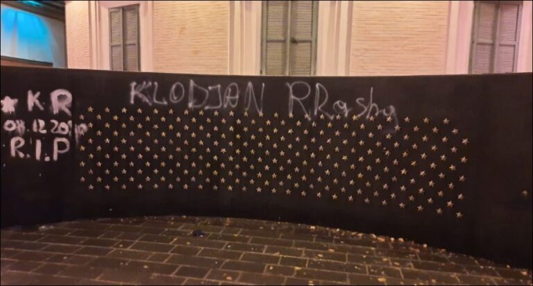 U vra nga policia, protestuesit shkruajnë emrin e Klodian Rashës tek “Muri i Kujtesës”