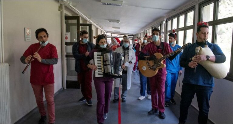 Gjesti emocionues bën xhiron e rrjetit: Bluzat e bardha surprizojnë pacientët e shtruar në spital