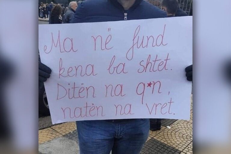 FOTO/ Pankarta virale po thyen rrjetet sociale