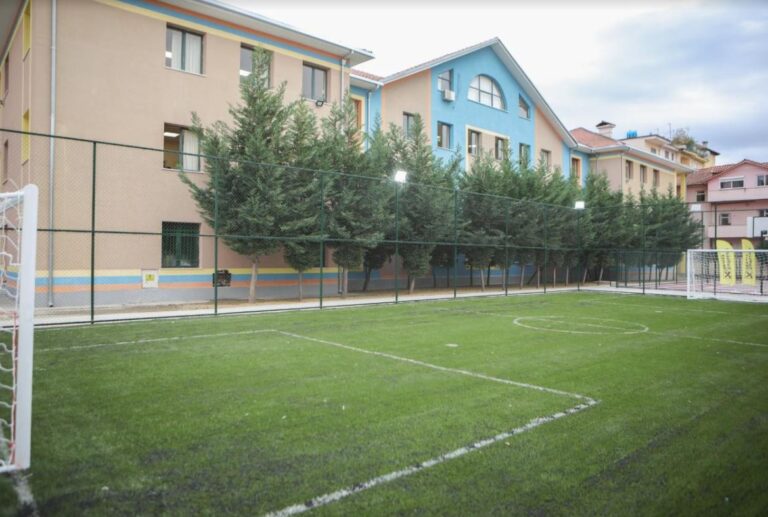 Raiffeisen Invest mundëson dy terrene sportive në shkollën “Sabaudin Gabrani”