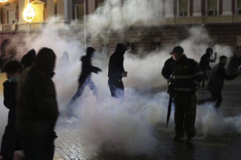 FOTO REPORTAZH/ Policia dhunë dhe gaz lotsjellës pa paralajmërim