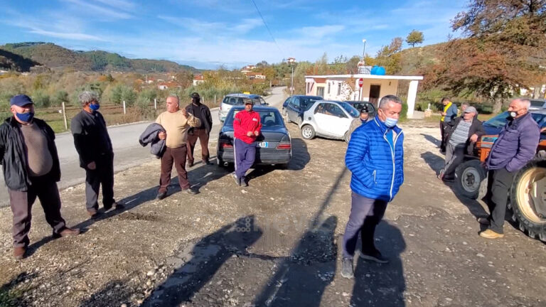 “Taksat në Fier, shërbimet në Patos”, ankohen banorët: Ndryshim i gjendjes civile për zgjedhjet