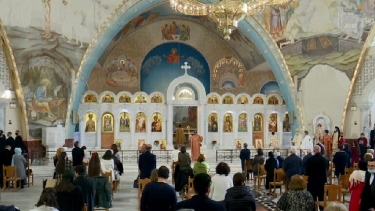 Besimtarët ortodoksë kremtojnë Krishtlindjen, meshë në Katedralen ”Ngjallja e Krishtit”