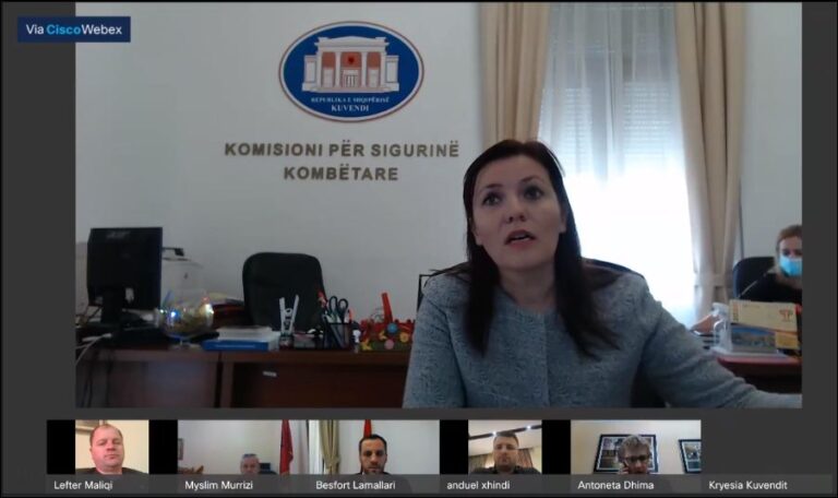 Karagjozllëk tek Komisioni i Sigurisë: Qefalia flet nga makina, Murrizi shqetësohet për shëndetin e Felajt