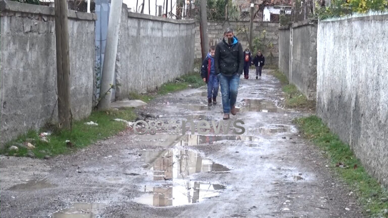 Premtimet bëhen “baltë” në Elbasan, banorët me leckë me vete sa herë kalojnë rrugën