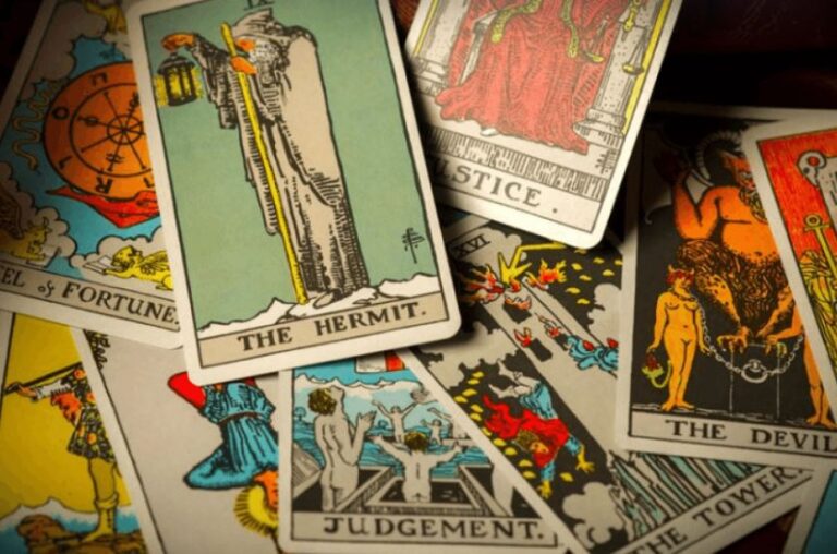 12 shenjat e horoskopit, leximi i letrave tarot për muajin dhjetor