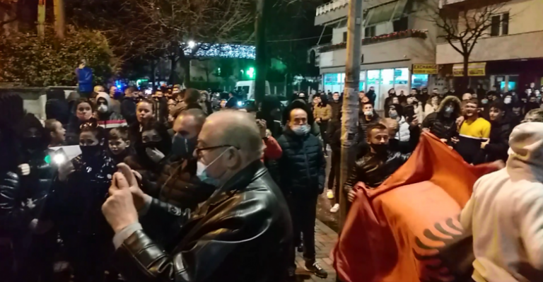 Gjithë Shqipëria në kaos, protestuesit bllokojnë superstradën Shkodër-Lezhë