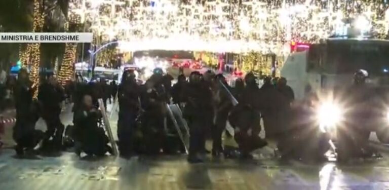 Forcat speciale të policisë godasin qytetarët (FOTO)