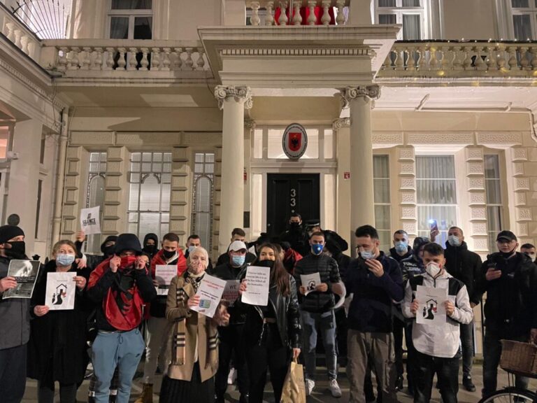 Protestë në Londër për vrasjen e Klodianit. Shqiptarët thirrje për Drejtësi (VIDEO)